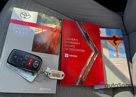 2021 Toyota Sienna Le z USA, uszkodzony, nr VIN 5TDKSKFC4MS036311